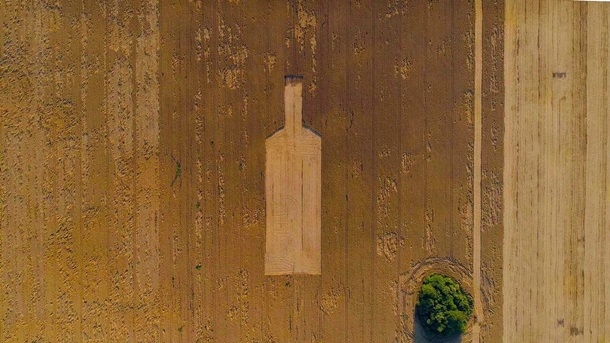 Джин? Под Киевом на поле появилась фигура гигантской бутылки (ФОТО)