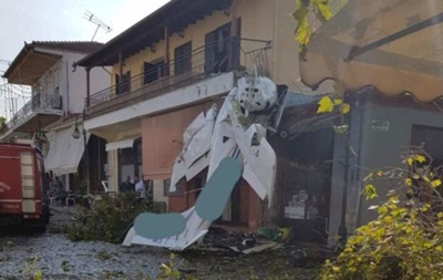 В Греции легкомоторный самолет рухнул на жилой дом 1