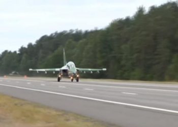Тренируются. В Беларуси военные самолеты сели на трассу (ВИДЕО)
