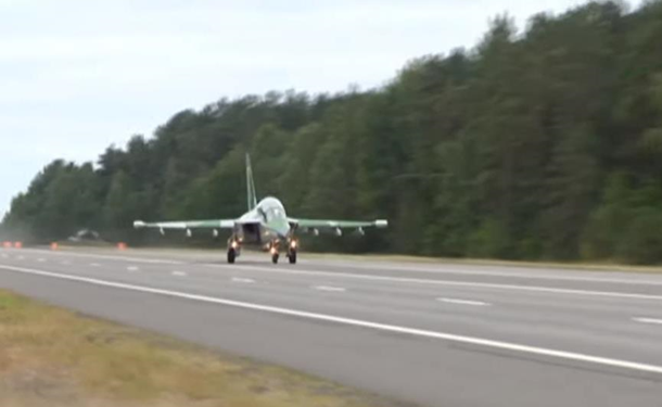 Тренируются. В Беларуси военные самолеты сели на трассу (ВИДЕО)