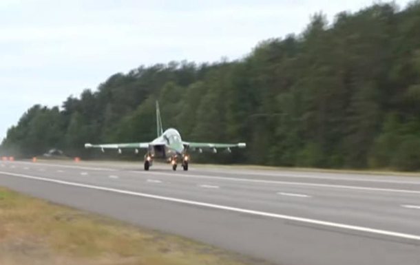 Тренируются. В Беларуси военные самолеты сели на трассу (ВИДЕО) 1