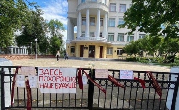 В Минске выпускники приносят к школам свои грамоты