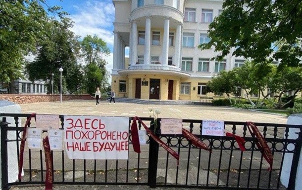 В Минске выпускники приносят к школам свои грамоты