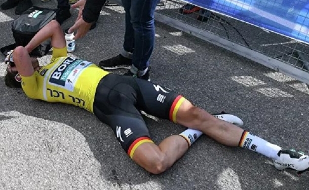 Немецкого велогонщика сбила машина во время соревнований