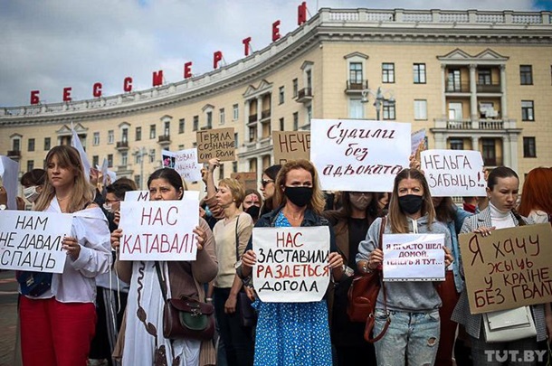 В Минске женщины провели акцию против насилия (ФОТО) 11