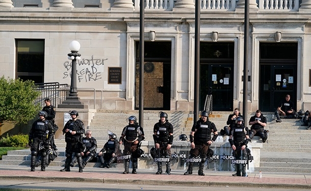 В США новые погромы из-за стрельбы полицейских в темнокожего (ВИДЕО)