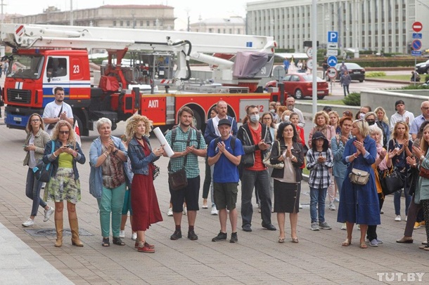 В Минске пикетируют Министерство образования 3