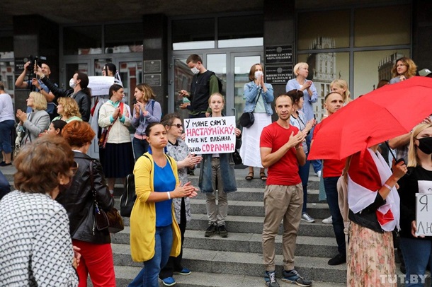 В Минске пикетируют Министерство образования 9