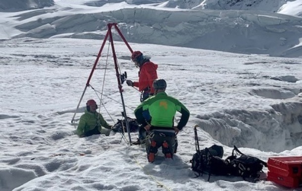 В Альпах туристка провалилась в ледниковое ущелье 1