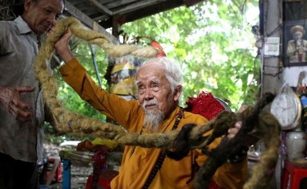 Житель Вьетнама не стригся 80 лет. Посмотрите, что получилось (ФОТО, ВИДЕО)