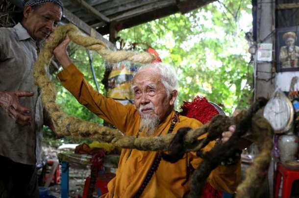 Житель Вьетнама не стригся 80 лет. Посмотрите, что получилось (ФОТО, ВИДЕО) 1