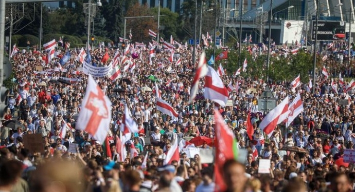 В центре Минска протестуют больше 200 тысяч человек (ФОТО, ВИДЕО)