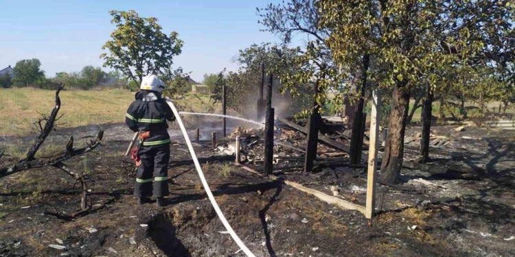 На Николаевщине тушили хозпостройку, которую «подожгла» горящая трава (ФОТО)