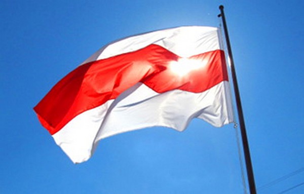Утро в Минске началось с вывешивания бело-красно-белых флагов жителями города (ФОТО) 7
