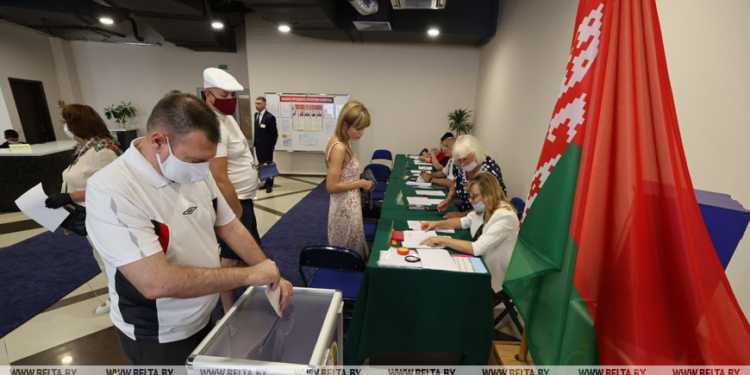 На одном из участков в Беларуси признались в фальсификации результатов выборов в пользу Лукашенко (ВИДЕО)