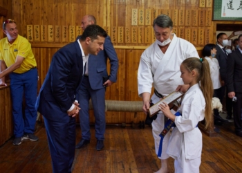 Зеленский посетил тренировку юных каратистов в Кропивницком – ему подарили именной черный пояс по карате и присвоили степень мастера (ФОТО)