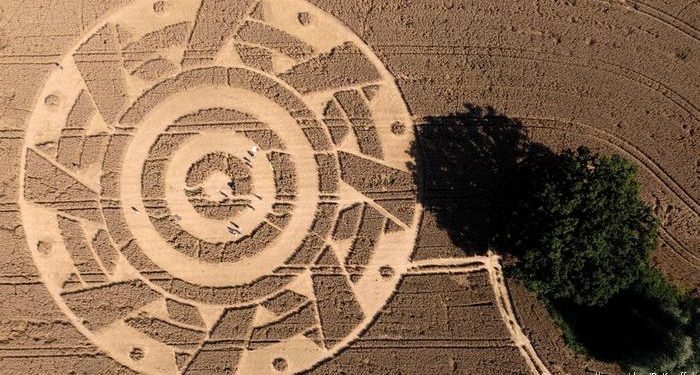 Круг на пшеничном поле в Баварии притягивает любителей эзотерики (ФОТО)