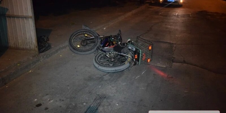 В центре Николаева таксист сбил мужчину на велосипеде и сбежал (ФОТО)