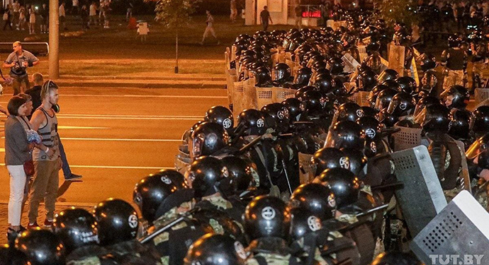 Один человек погиб в ходе протестов в Минске – правозащитник (ВИДЕО)