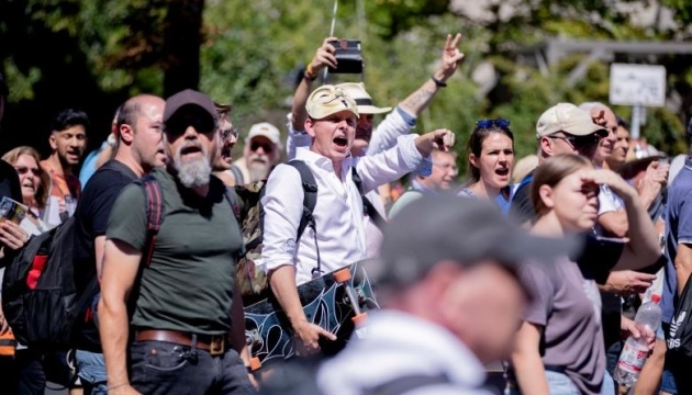 Во время “антикарантинного” митинга в Берлине пострадали 18 полицейских (ФОТО)