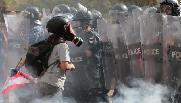 Тысячи ливанцев вышли на антиправительственные протесты из-за взрыва в Бейруте: десятки людей ворвались в здание МИД (ВИДЕО)