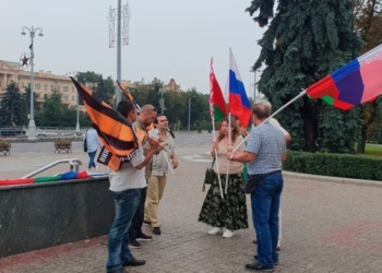 В центре Минска замечены люди с российскими и “георгиевскими” флагами