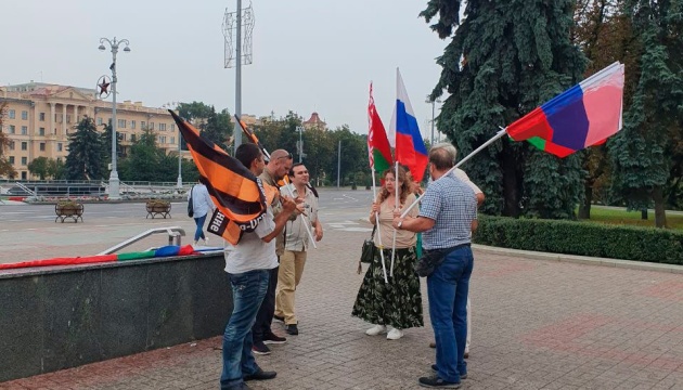 В центре Минска замечены люди с российскими и "георгиевскими" флагами 1