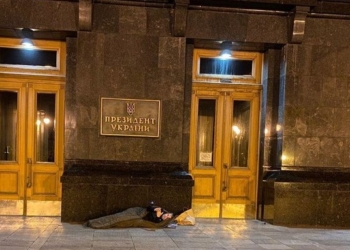 Мэр Умани переночевал под порогом Офиса Президента в спальном мешке (ФОТО, ВИДЕО)