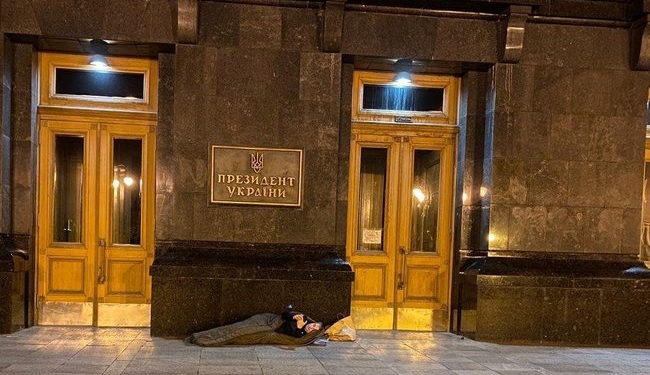 Мэр Умани переночевал под порогом Офиса Президента в спальном мешке (ФОТО, ВИДЕО)