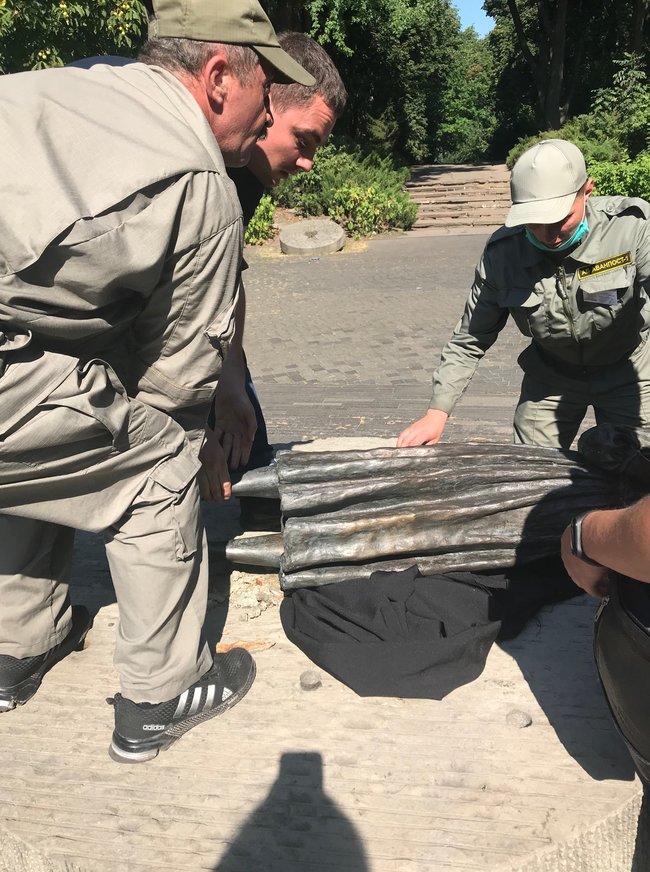 Вандалы пытались разрушить скульптуру в музее Голодомора в Киеве 1