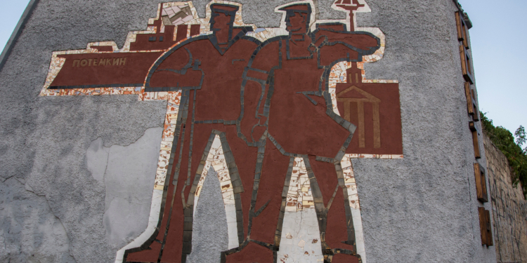 В Николаеве отреставрировали мозаику на стене судостроительного завода (ФОТО)