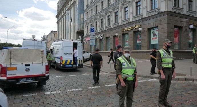 Киевский террорист требует прямой эфир и журналистов