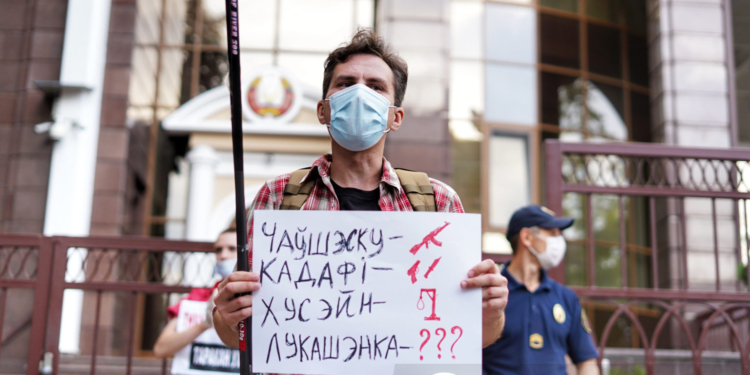 В Киеве прошла акция «Жыве Беларусь!»: между анархистами и полицией произошли стычки, задержан бывший политзаключенный Кольченко (ФОТО, ВИДЕО)