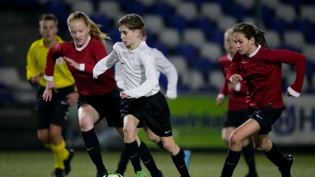 Эксперимент в Нидерландах. Девушке разрешили играть в футбол с парнями