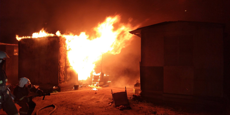 На николаевском курорте Черноморка горели три вагончика