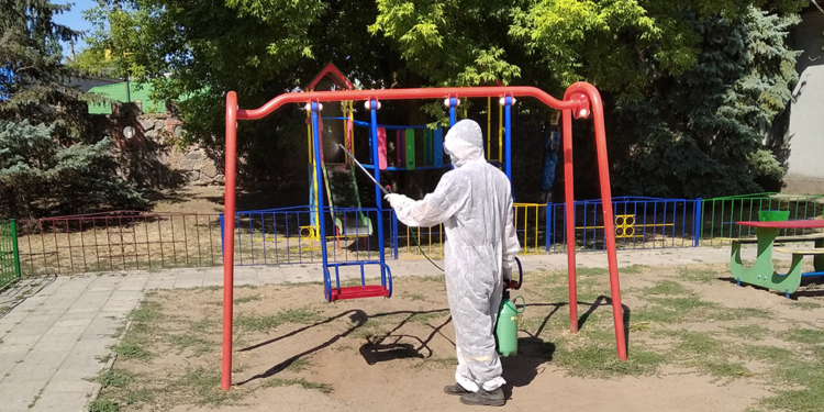 Остановить коронавирус. Спасатели дезинфицируют объекты на Николаевщине (ФОТО)