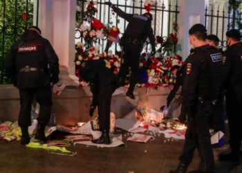 В Москве полицейские растоптали мемориал у посольства Беларуси