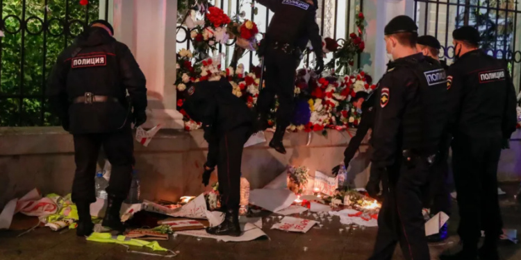 В Москве полицейские растоптали мемориал у посольства Беларуси