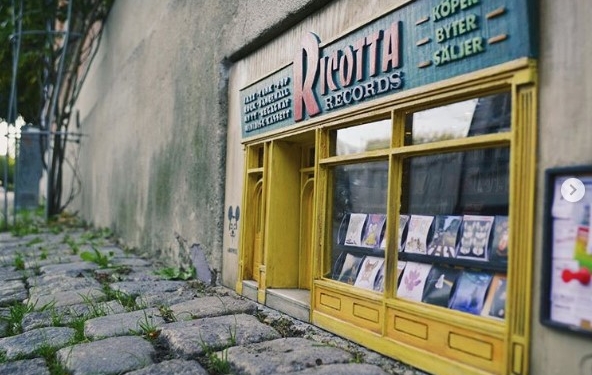 После барбершоп и аттракционов в Швеции открыли крохотный магазин грампластинок для мышей