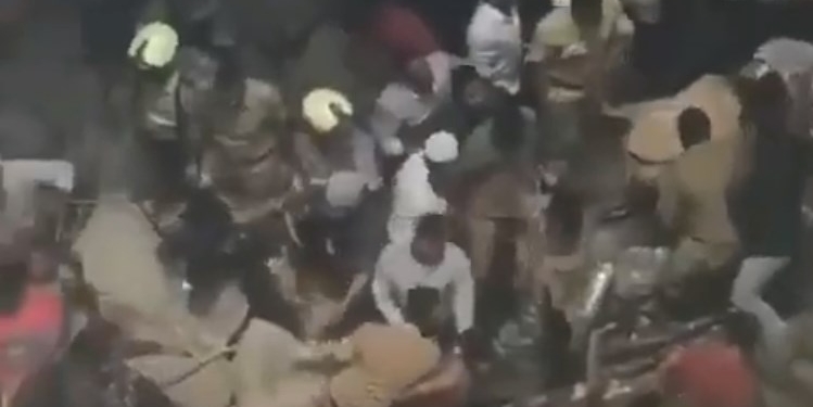 В Индии обрушился пятиэтажный дом – в ловушке оказались около 70 человек (ВИДЕО)