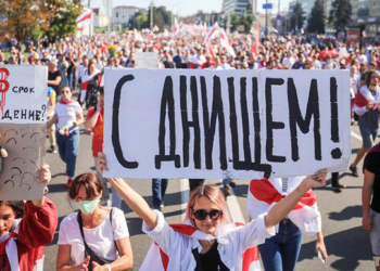 В центре Минска протестуют больше 200 тысяч человек (ФОТО, ВИДЕО)