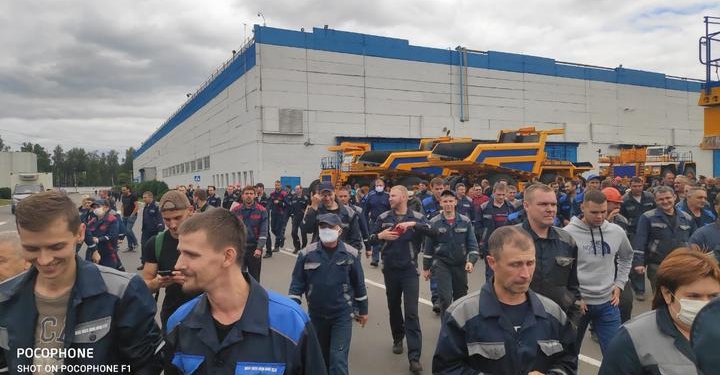 В Беларуси на протест вышли работники БелАЗа (ФОТО)