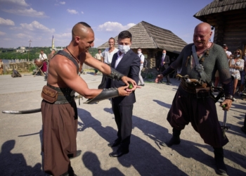 Казаки проверили Зеленского на храбрость: разрезали саблей огурец на его руке (ФОТО, ВИДЕО)