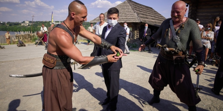 Казаки проверили Зеленского на храбрость: разрезали саблей огурец на его руке (ФОТО, ВИДЕО)