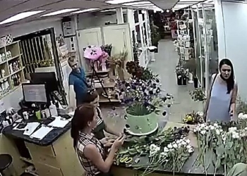 Дерзкая кража мобильного телефона в цветочном магазине Николаева попала на ВИДЕО