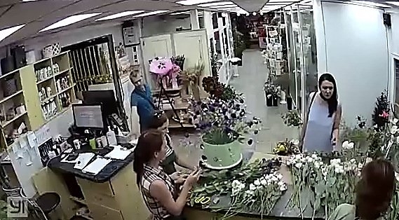 Дерзкая кража мобильного телефона в цветочном магазине Николаева попала на ВИДЕО