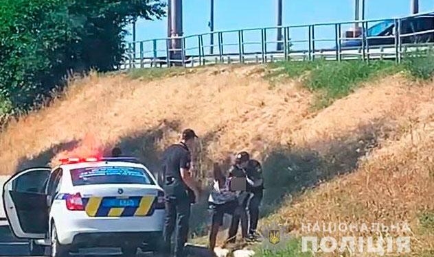 В Полтаве иностранец угнал машину с малолетними детьми