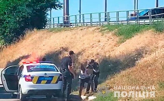 В Полтаве иностранец угнал машину с малолетними детьми