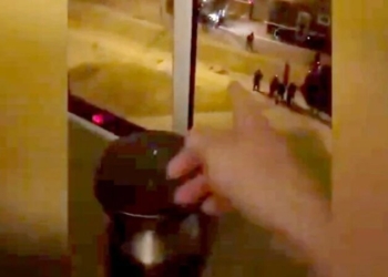 В Минске силовики целятся в окна людей, наблюдающих за разгоном протестов (ВИДЕО)