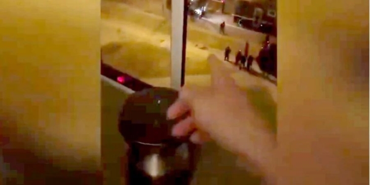 В Минске силовики целятся в окна людей, наблюдающих за разгоном протестов (ВИДЕО)